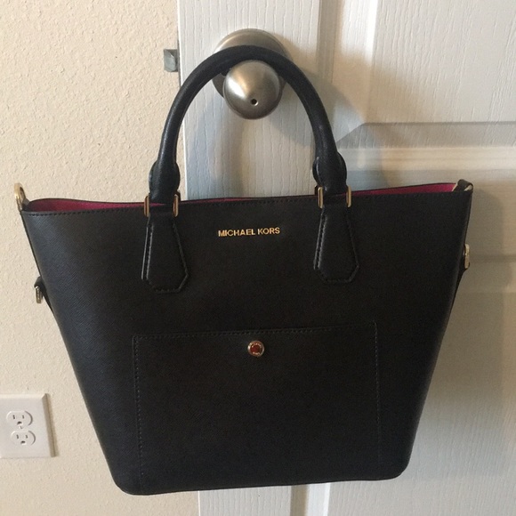 Michael Kors Handbags - 🌸Michael Kors black handbag with crossbody strap